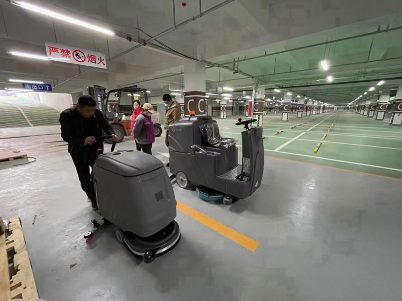 采用電池式全自動洗地機，易于清潔消毒，節(jié)省時間和人工成本！