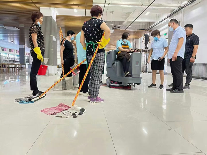 駕駛式洗地機(jī)