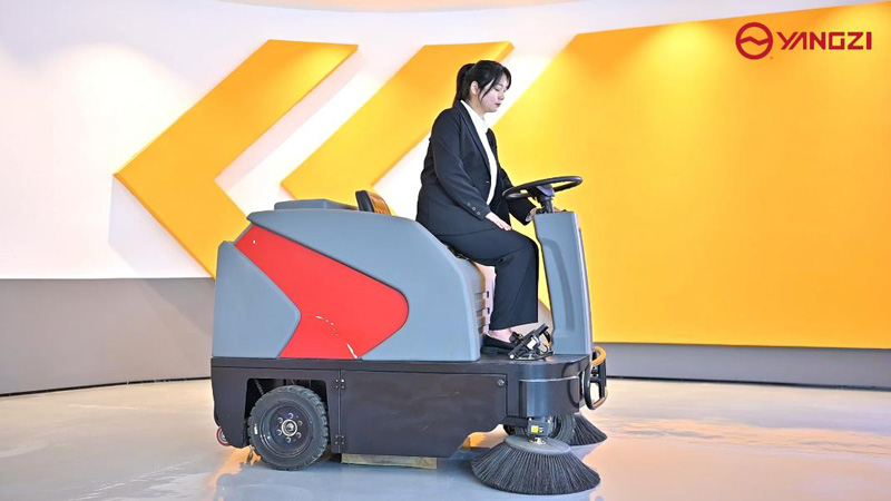 小型掃地車讓我們更加快捷的完成工作！